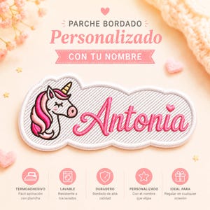 Può includere: Toppa ricamata a forma di nuvola con un unicorno rosa e il nome "Antonia" in corsivo rosa. La toppa ha il testo "Personalizzato" e "Con il tuo nome" in spagnolo. La toppa è progettata per essere stirata.