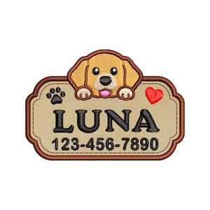 Puede incluir: Un parche bordado rectangular con esquinas redondeadas que presenta una cabeza de cachorro beige en la parte superior, una huella negra, un corazón rojo y el texto LUNA seguido del número de teléfono 123-456-7890 en hilo negro sobre fondo beige.