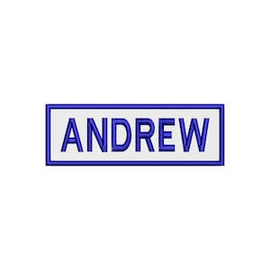 Puede incluir: Parche bordado con el nombre "ANDREW" en letras mayúsculas azules. El nombre está centrado en un fondo rectangular blanco, enmarcado por un borde azul. Ideal para ropa o accesorios.