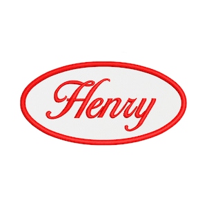 Può includere: Toppa ricamata con il nome "Henry" in lettere rosse corsive. Il nome è centrato su uno sfondo ovale bianco, incorniciato da un bordo rosso. La toppa ha un aspetto strutturato, suggerendo che sia fatta di tessuto.