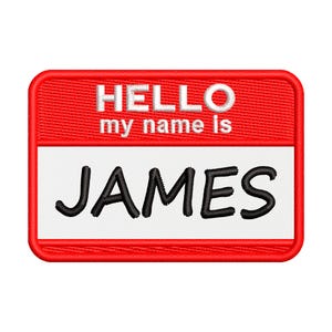 Peut inclure: Un badge nominatif rectangulaire rouge et blanc avec le nom "JAMES" en lettres noires grasses. La partie supérieure indique "HELLO my name is" en lettres blanches.