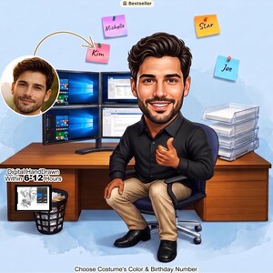 Op de afbeelding: Digitaal getekende karikatuur van een man in een zwart overhemd en een kaki broek, zittend aan een bureau met meerdere computermonitoren. De afbeelding bevat de tekst "Digital Hand Drawn Within 6-12 Hours" en plaknotities met namen. Een "Bestseller"-badge is zichtbaar.