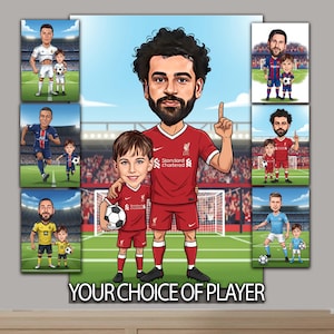 Op de afbeelding: Een verzameling cartoonportretten van voetballers met kinderen, tegen een achtergrond van een stadion. De centrale afbeelding toont een man en een kind in rode voetbaltenues. De tekst onderaan luidt "YOUR CHOICE OF PLAYER."