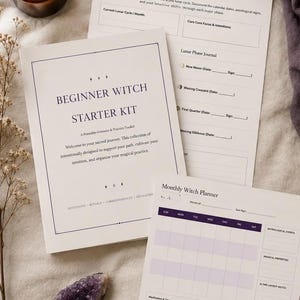 Pode incluir: Um conjunto de páginas impressas intituladas Beginner Witch Starter Kit, Moon Phase Tracker e Monthly Witch Planner. Os documentos apresentam texto preto em papel branco com seções para rastrear ciclos lunares e rituais.