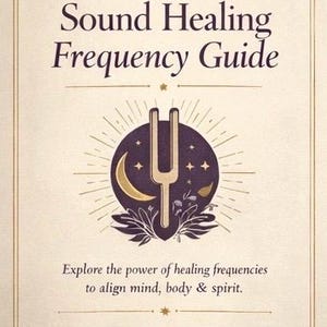 Puede incluir: Una guía color crema titulada "Sound Healing Frequency Guide" con detalles dorados. La portada presenta un diseño de diapasón dentro de un círculo, una luna creciente y estrellas. El texto "Tunes for Transformation" está en la parte inferior.