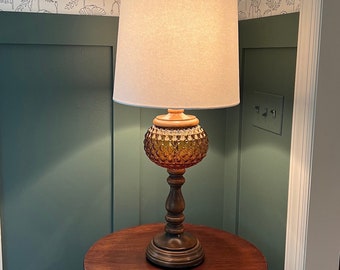 Lampe de table haute vintage, années 60 et 70, en verre ambré et en bois