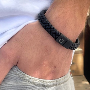 Pulseira de couro masculina, pulseira de aço inoxidável gravada para pai, inicial personalizada, joia de aniversário de dia dos namorados, presente para ele