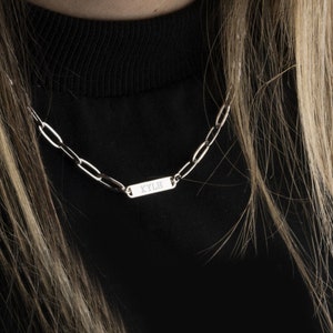 Collana con barra con graffetta minimalista, collana con nome personalizzato per lei o per lui, collana con barra incisa personalizzata, regalo di compleanno per la mamma