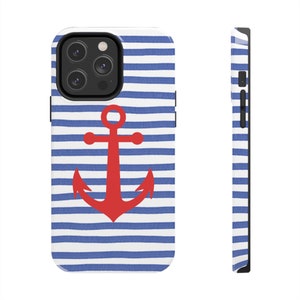 以下が含まれることがあります： 青と白のストライプと中央に赤い錨が描かれた白い携帯電話ケース。ケースはカメラの突起がある携帯電話用に設計されています。