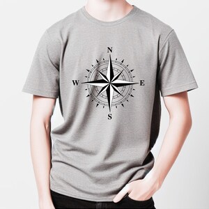 T-shirt unisexe boussole, T-shirt de voyage, cadeau pour lui, son ami, femme et homme, randonnée en plein air mari, anniversaire, aventure graphique, chemise pour papa