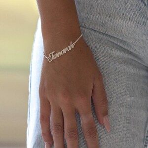 Op de afbeelding: Een zilveren kettingarmband met de naam "Tamarah" in cursief.