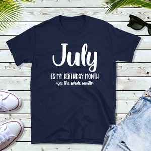 7月は私の誕生日月です。そう、1ヶ月間ずっとユニセックスTシャツ、ギフトTシャツパーティーママ、女性、女の子、姪、男性、70のユニークなディナー、誕生日、蟹座、獅子座