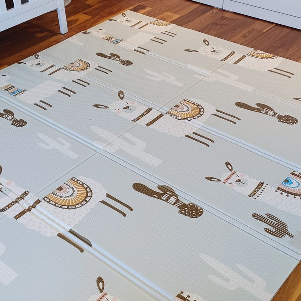 Foldable and reversible play mat