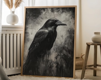 Könnte beinhalten: Ein Schwarzweißbild eines Rabens auf einer strukturierten Leinwand. Das Bild ist in einem naturfarbenen Holzrahmen gerahmt und hängt an einer weißen Wand.