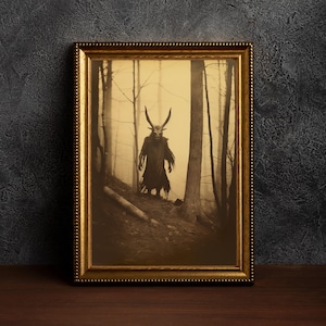 Peut inclure: Une photographie sépia encadrée d'une figure cornue dans une forêt. La figure porte une longue robe sombre et a un visage semblable à un masque. La forêt est brumeuse et les arbres sont grands et fins.