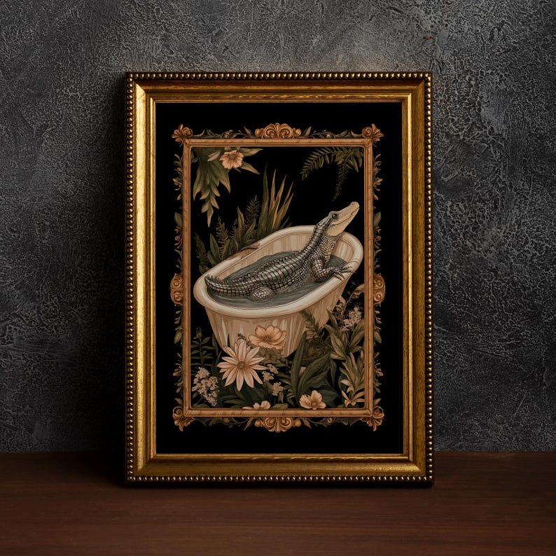 Op de afbeelding: Een ingelijste kunstdruk met een alligator die ontspant in een vintage badkuip. Het kunstwerk is omgeven door weelderig groen en bloemen, tegen een zwarte achtergrond. De gouden lijst met gedetailleerde rand voegt elegantie toe aan de sc&egrave;ne.