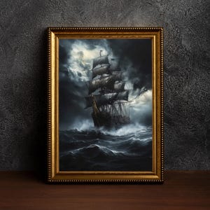 Op de afbeelding: Een ingelijst schilderij van een donker, onheilspellend schip dat door een stormachtige zee vaart. Het schip heeft meerdere masten en zeilen, en de lucht is gevuld met donkere wolken. Het schilderij is in een gouden lijst geplaatst.