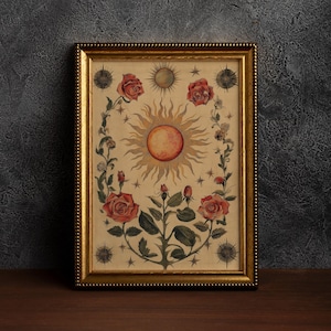 Può includere: Una stampa in stile vintage in una cornice dorata raffigura un sole stilizzato con raggi e un cerchio di rose rosse con foglie e steli verdi. Lo sfondo è di colore crema con piccole stelle e altri dettagli floreali.