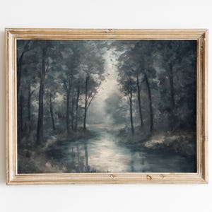Puede incluir: Una pintura enmarcada que representa una escena de bosque brumoso con un río serpenteando a través de los árboles. La pintura está realizada en tonos azules y grises, creando una atmósfera tranquila y serena.