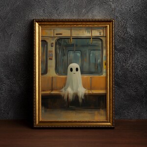 Puede incluir: Una pintura enmarcada de un fantasma blanco sentado en un asiento de tren subterráneo. El fantasma tiene dos ojos negros y una leve sonrisa. El tren está vacío y las ventanas están sucias.