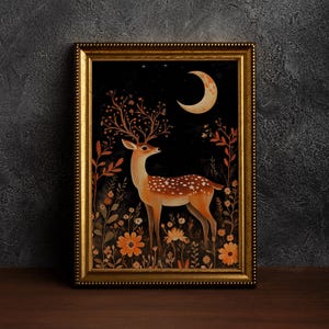 Könnte beinhalten: Eine gerahmte Illustration eines Hirsches mit einer Blumenkrone, der in einem Blumenfeld unter einem Halbmond steht. Der Hirsch ist braun mit weißen Flecken und die Blumen sind orange, gelb und weiß.