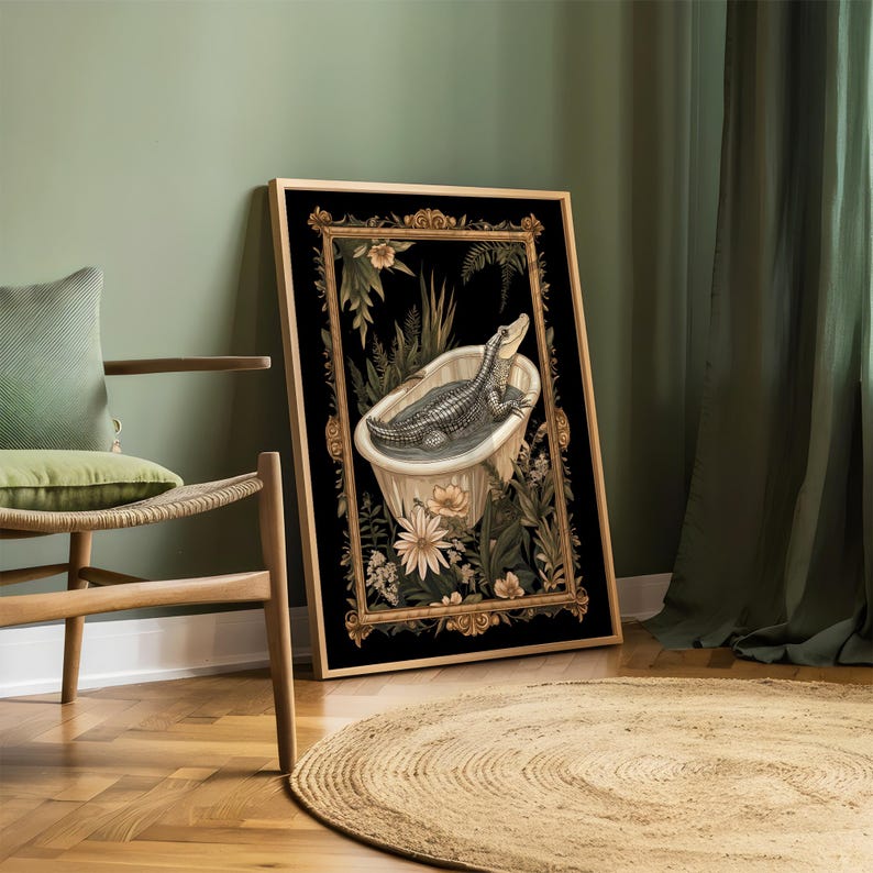 Op de afbeelding: Een ingelijste kunstdruk met een gedetailleerde illustratie van een alligator die ontspant in een vintage badkuip. Het kunstwerk staat tegen een zwarte achtergrond met bloemen en botanische elementen, omlijst in goud.