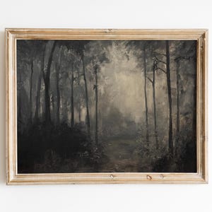 Puede incluir: Una pintura enmarcada que representa una escena de bosque brumoso con árboles altos y un camino que se adentra en la distancia. La pintura está realizada en tonos grises y marrones, creando una atmósfera melancólica y atmosférica.