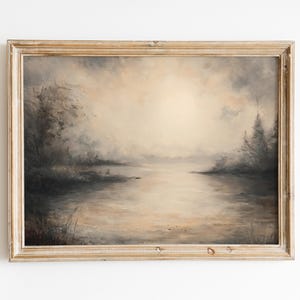 Puede incluir: Una pintura enmarcada que representa una escena de lago brumoso con árboles en la orilla. La pintura está realizada en tonos apagados de gris, marrón y blanco.