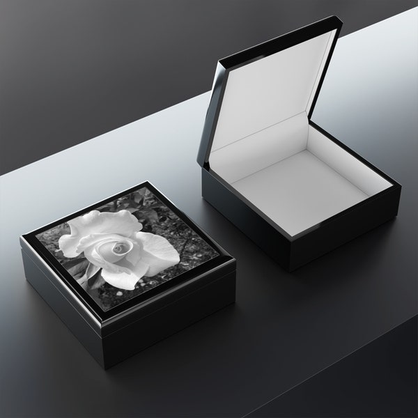 This Black and White Rose Jewelry Storage makes a perfect fiance gift for her .  It can also be a perfect engagement gift box