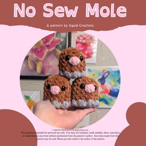 Puede incluir: La imagen presenta tres topos de ganchillo en tonos marrón, gris y rosa. Los topos tienen ojos negros y están apilados uno encima del otro. El texto "No Sew Mole" y "A pattern by Squid Crochets" se muestra en la parte superior de la imagen.