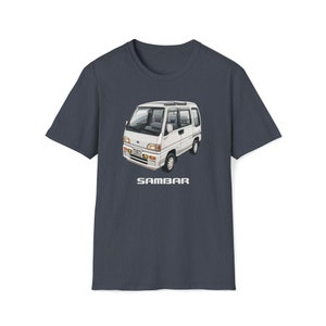 Puede incluir: Una camiseta azul oscuro con una ilustración blanca de una furgoneta Subaru Sambar. El texto "SAMBAR" está impreso debajo de la furgoneta.