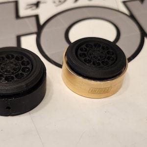 Pu&ograve; includere: Due ruote di camion modello nero e oro con un design del battistrada dettagliato. Le ruote sono in plastica e hanno un aspetto realistico.