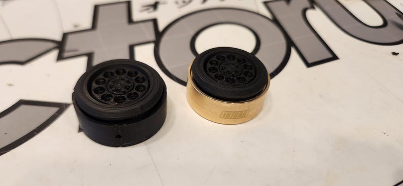 Pu&ograve; includere: Due ruote di camion modello nero e oro con un design del battistrada dettagliato. Le ruote sono in plastica e hanno un aspetto realistico.