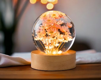 Lampada da notte con fiore margherita rosa in vetro | Sfera di cristallo 3D luminosa | Base in legno | Sfera con sfera di fiori | Regali unici per l'anniversario