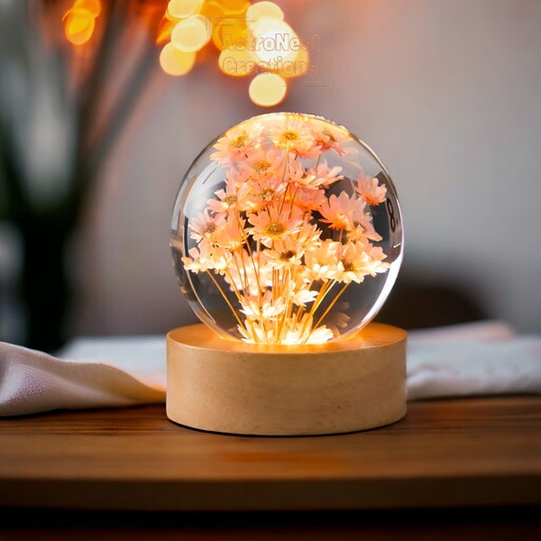 Fleur de marguerite rose dans une lampe de nuit en verre | Boule de cristal 3D lumineuse | Base de support en bois | Boule de sphère de fleur | Cadeaux uniques pour anniversaire