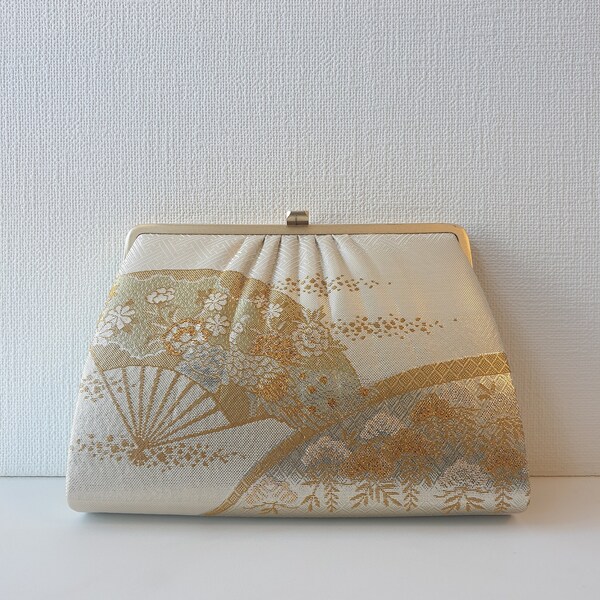 Pochette kimono vintage en soie brocart beige or argent. Accessoires japonais traditionnels authentiques fabriqués au Japon.