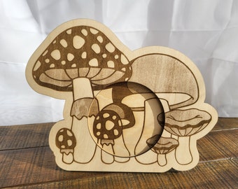 Cadre photo en forme de champignon, fabriqué à partir de bois gravé, affiche une image ronde de 6 po. | Cadeau fait main pour les amoureux de la nature, décoration Cottagecore
