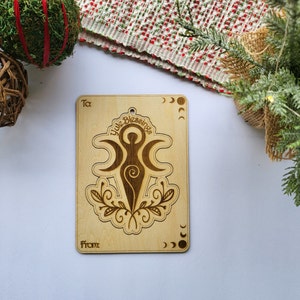 Tarjeta de Yule con adorno de diosa en espiral