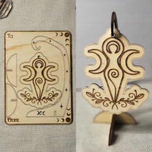 Houtgegraveerde wenskaart spiraalgodin - unieke verwijderbare hangende decoratie met standaard | Perfect Pagan, Witchy, Wicca, Natuurcadeau