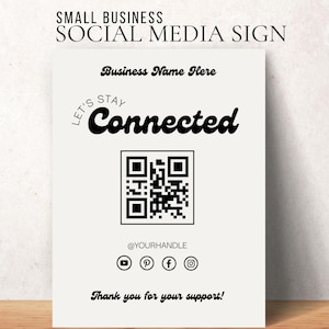 Peut inclure: Panneau de médias sociaux crème pour petites entreprises. Le panneau présente le texte « Restons connectés » en gras noir, ainsi qu'un code QR et des icônes de médias sociaux. Le panneau comprend également le texte « Nom de l'entreprise ici » et « @VOTREIDENTIFIANT ».