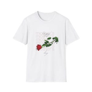 Op de afbeelding: Wit T-shirt met een rode roos met groene bladeren en de tekst "Happy Mother's Day". Het ontwerp is gecentreerd op het shirt, wat zorgt voor een eenvoudige maar elegante uitstraling. Een perfect cadeau voor Moederdag.