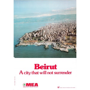 Puede incluir: Cartel de viaje vintage con una vista aérea de Beirut, Líbano, con los edificios de la ciudad a lo largo de la costa. El cartel incluye la palabra "Beirut" en rojo, con el lema "Una ciudad que no se rendirá."