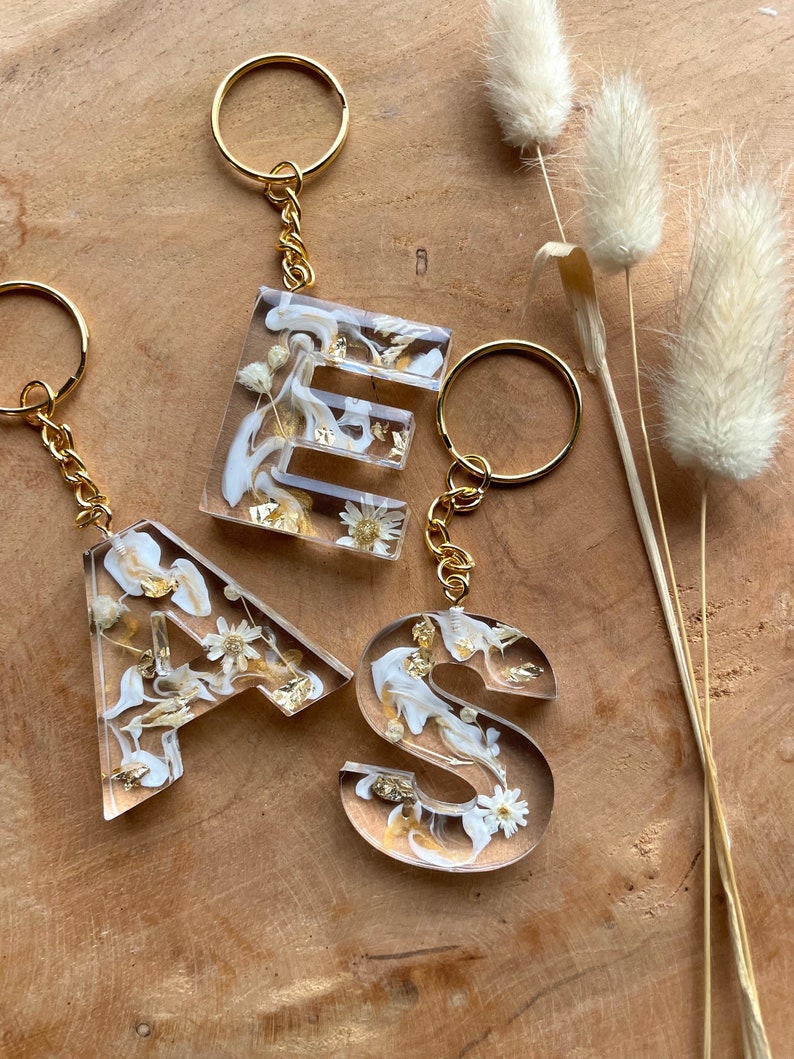 Keychain beige with dried flowers letters Gift idea Resin Trailer Letter pendant image 1