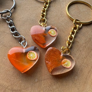 Porte-clés coeur Aperol Porte-clés en résine Idée cadeau Pendentif coeur Mini coeur en résine époxy Aperol Spritz Coeur d'Aperol image 3