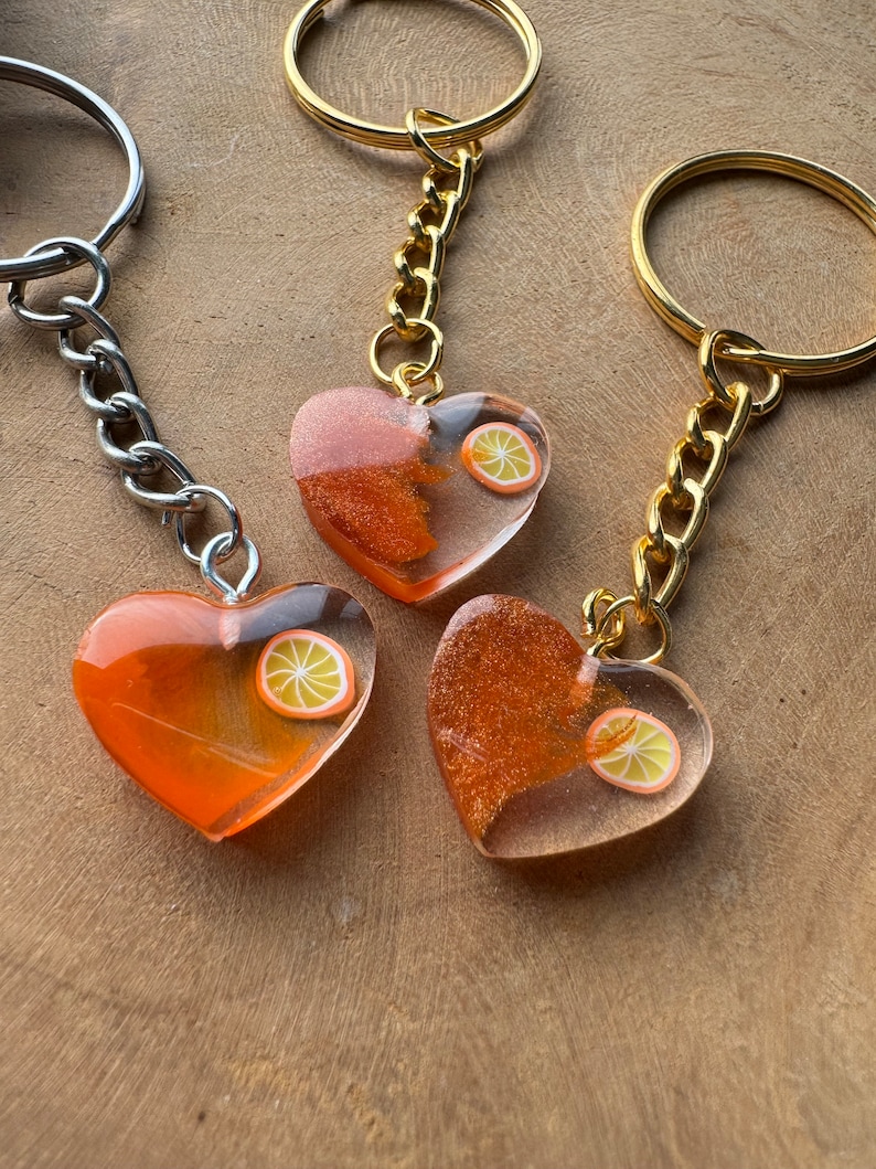 Porte-clés coeur Aperol Porte-clés en résine Idée cadeau Pendentif coeur Mini coeur en résine époxy Aperol Spritz Coeur d'Aperol image 3