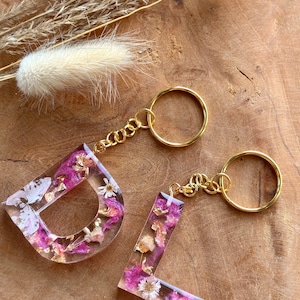 Schlüsselanhänger mit Trockenblumen verschiedene Farben Buchstaben Geschenkidee Resin Anhänger Buchstabenanhänger Pink