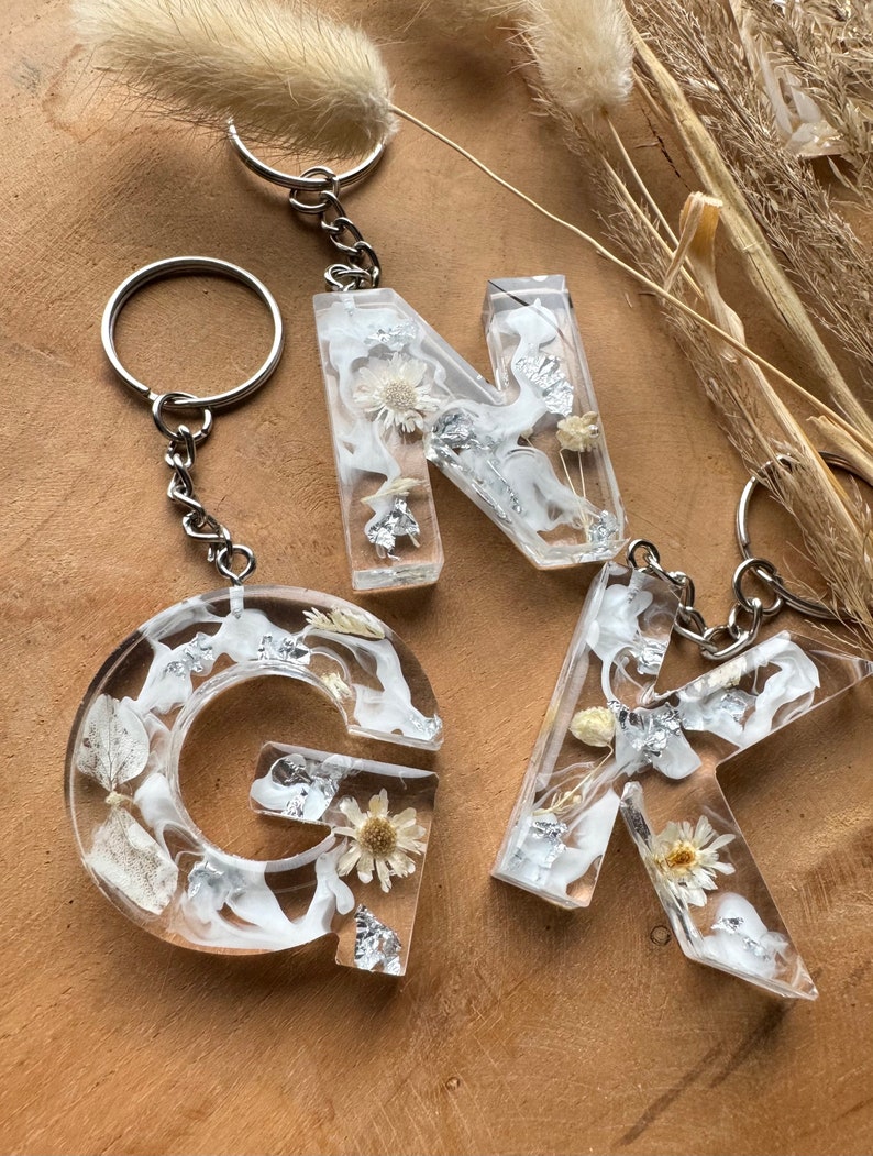Keychain beige with dried flowers letters Gift idea Resin Trailer Letter pendant image 5