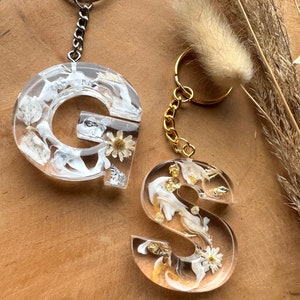 Keychain beige with dried flowers letters Gift idea Resin Trailer Letter pendant image 3