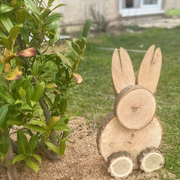 lapin de pâques; 30 cm; rondin bois brut; décoration extérieure ou intérieure; rondelle de bois; tissu; habillé; lièvre; table; meuble