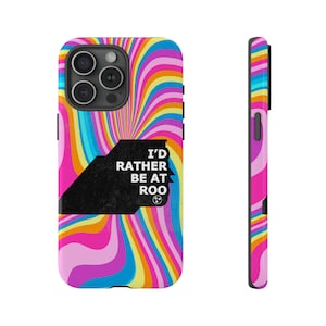 Peut inclure: Une coque de téléphone colorée avec un motif arc-en-ciel tourbillonnant et le texte "I'd rather be at Roo" en noir. La coque a une bordure noire et une découpe pour l'objectif de l'appareil photo.